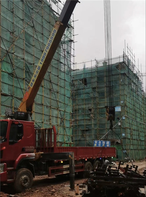 镇康县“慢工细活”—— 吊车的 “微动控制” 技术